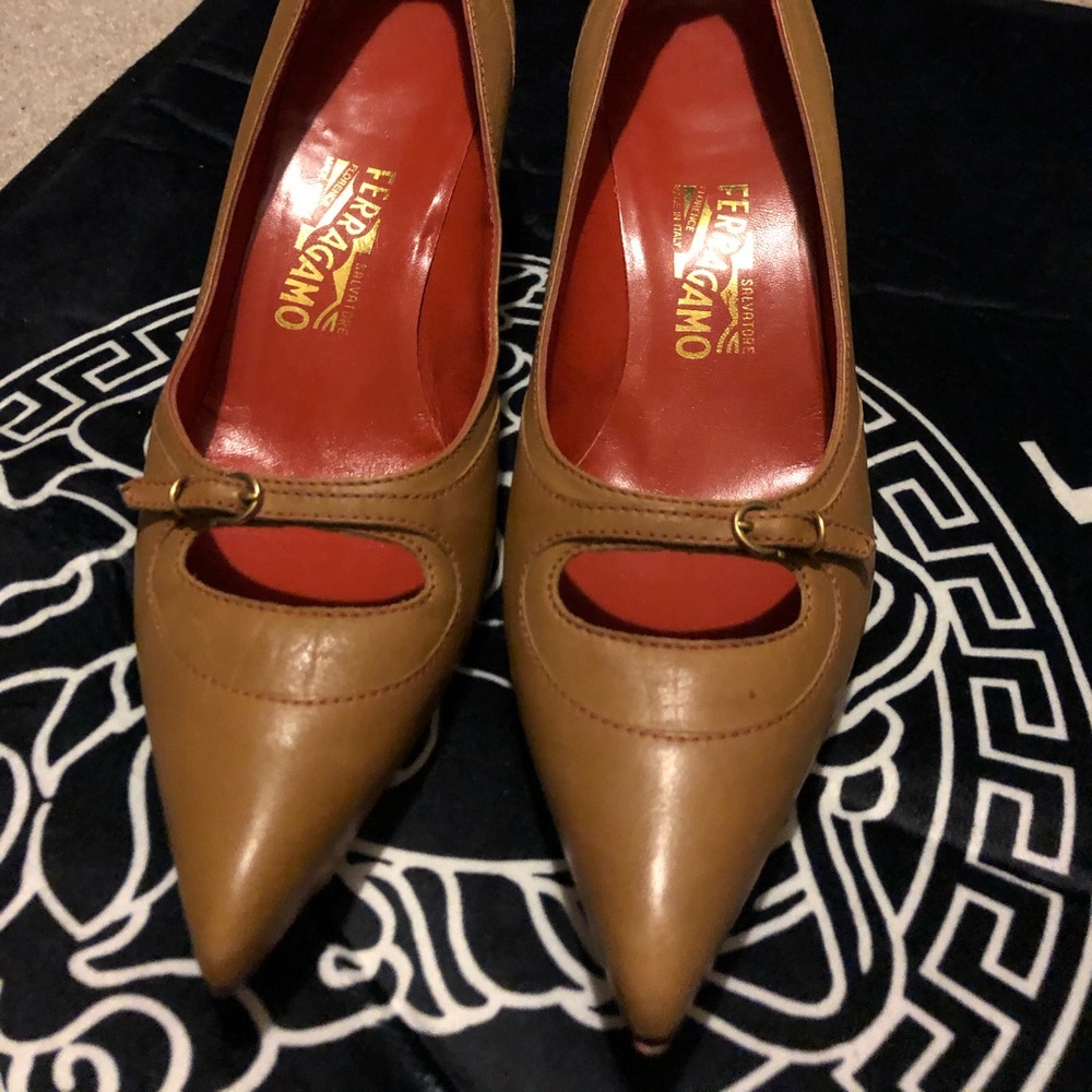 Ferragamo pointed toe with kitten heel